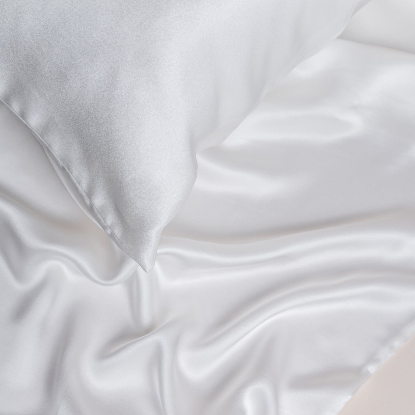 Pearl white mulberry silk pillowcase, gentle on hair and skin