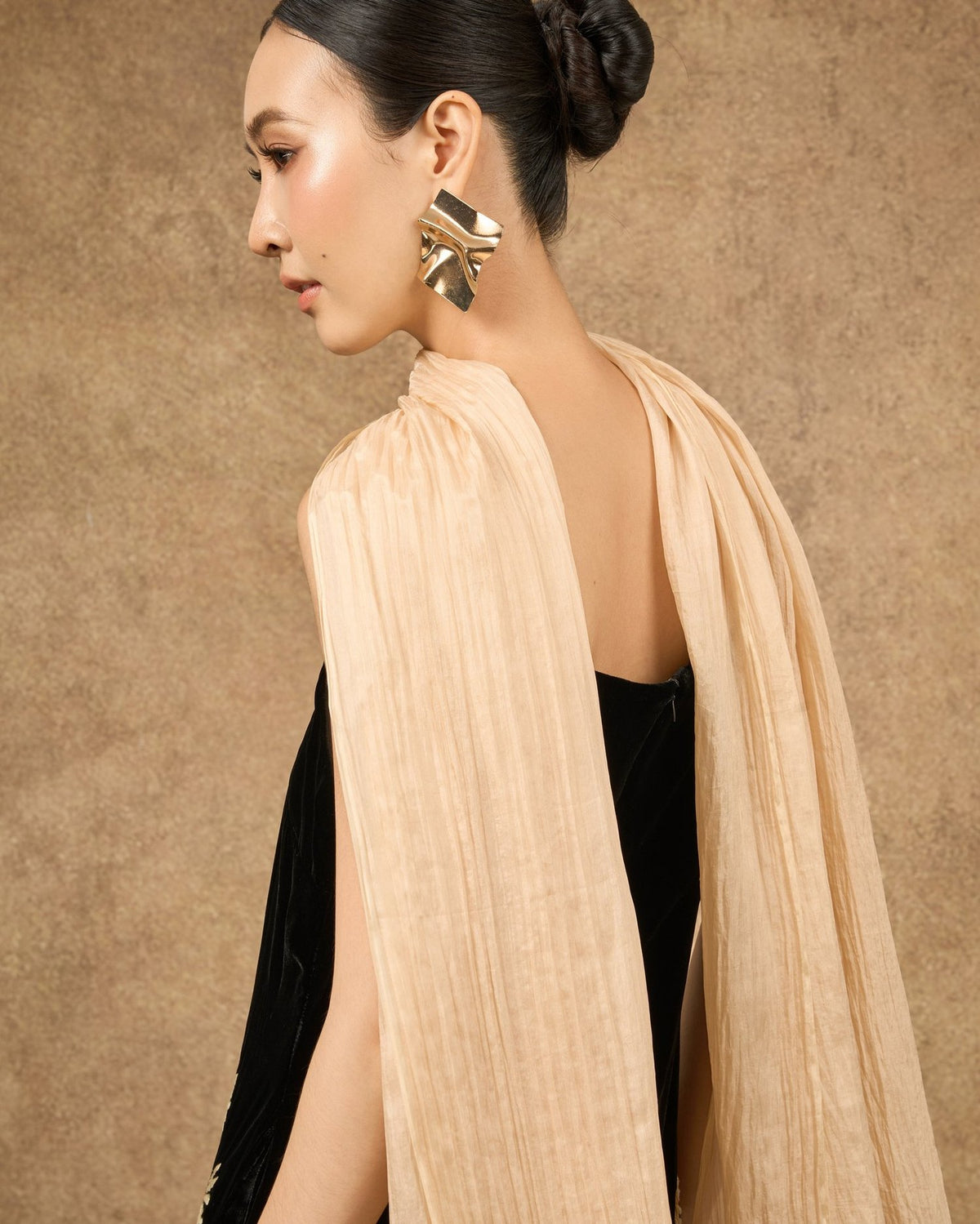 Model in champagne silk shawl — wedding-guest styling — Silk & Bears
