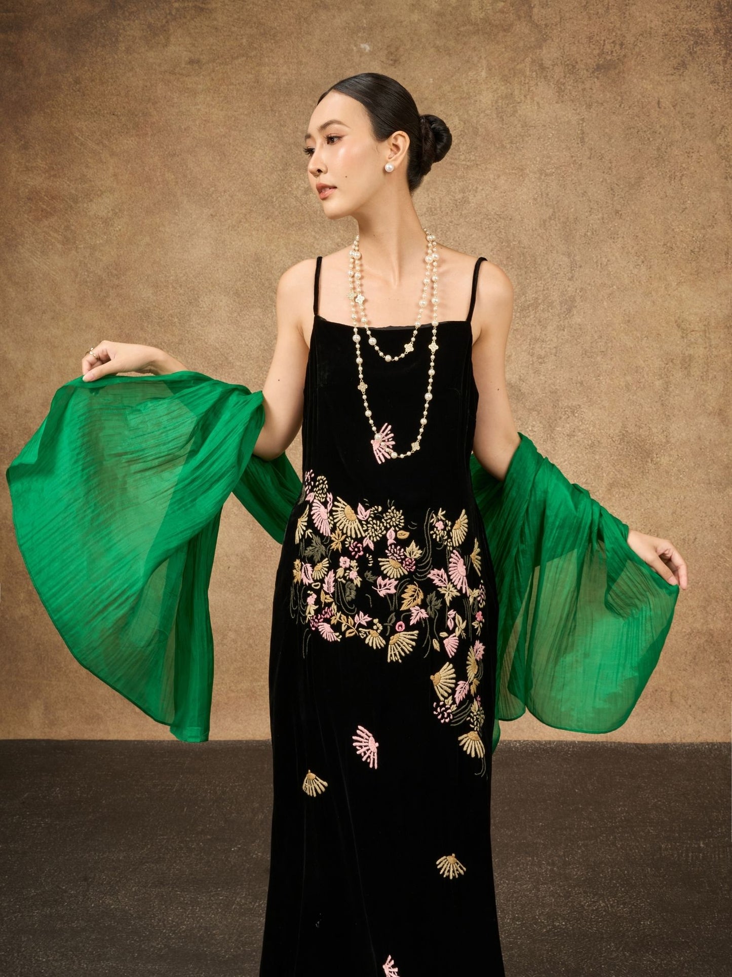 Emerald Green Silk Scarf – Hand-Dyed Mulberry Silk, Wedding & Eid Wrap